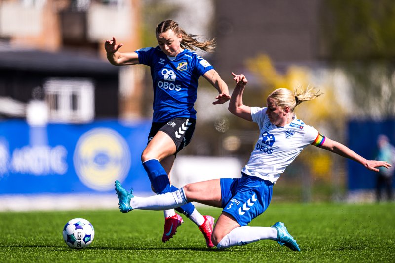 Jenny Røsholm OIsen i duell mot tidligere lagvenninne, Camilla Huseby. Foto: Marius Simensen / BILDBYRÅN