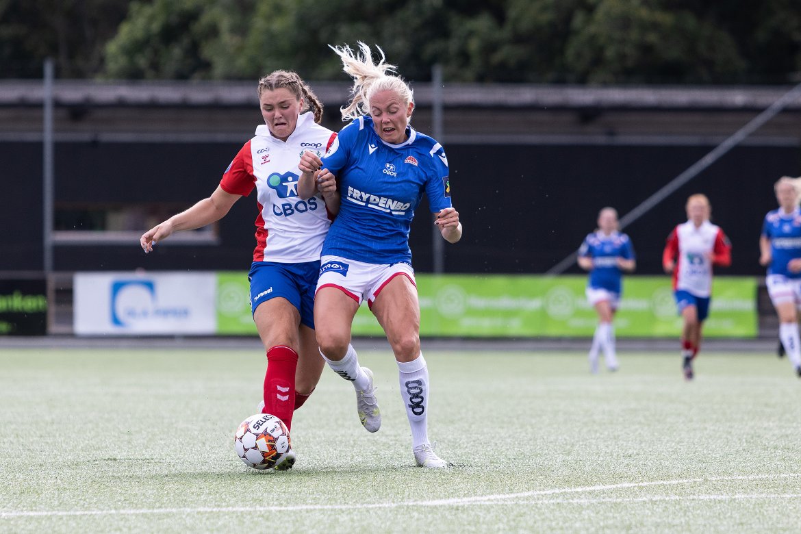 Aahjem og tidligere Lyn-spiller Guro Bergsvand i duell 2021. Foto: BillyBonkers