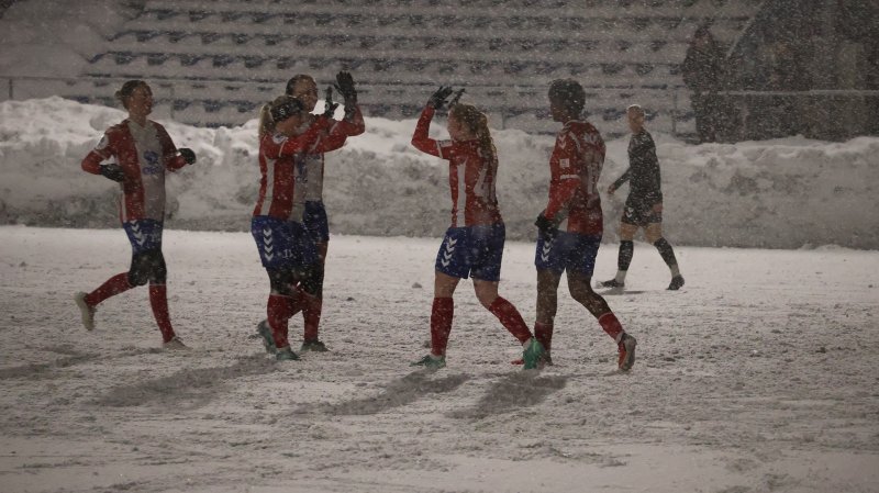 Vanskelige spilleforhold på Kringsjå etterhver. Foto: Thomas Nordeng / Lyn Damer