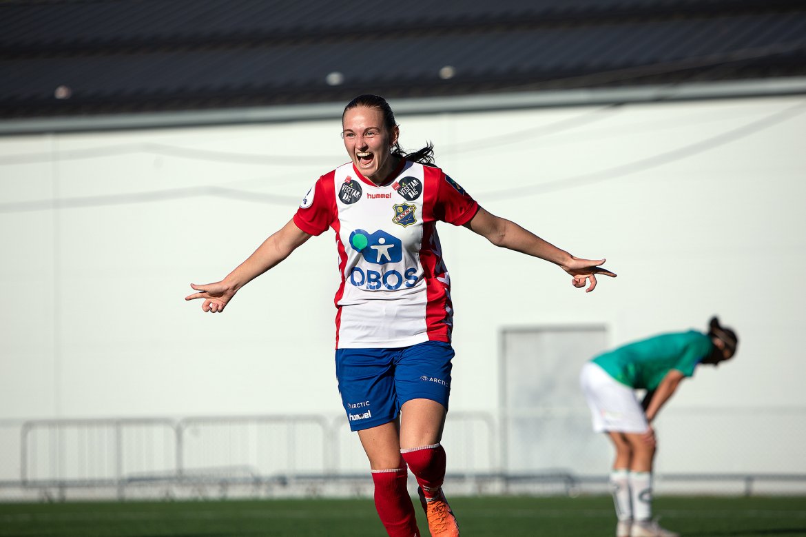 Vilde Hasund feirer et av sine flotte mål i Lyn-drakten. Foto: BillyBonkers