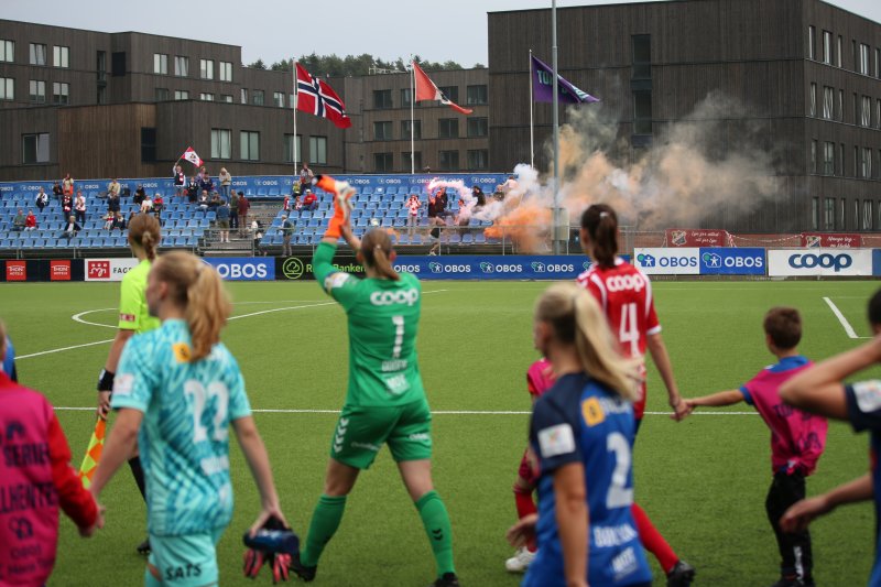 God stemning på tribunen som alltid med Bastionen på plass. Foto: Petter Alexandersen