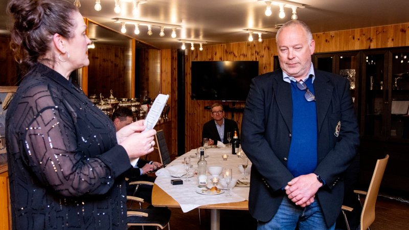 Styreleder i SFK LYN, Benedicte Stiff, overrekker Diplomet til Nils-Martin Corneliussen i fjor. Foto: Leander Falkenberg
