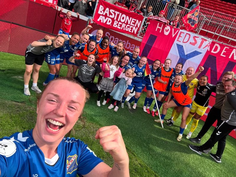 Tidenes første seiersselfie på Brann Stadion. Foto: Lyn Fotball Damer