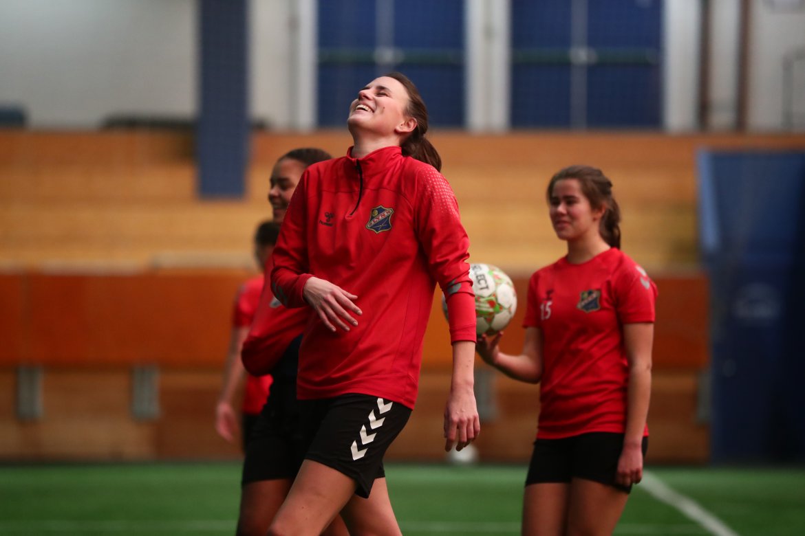 God stemning på feltet. Her er Trine Skjelstad Jensen og Selma Olderheim bak til høyre. Foto: Nicholas Noreng
