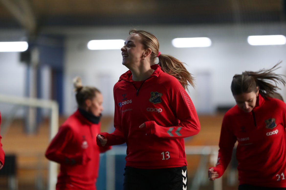 En blid Jenny Røsholm Olsen tilbake med laget. Foto: Nicholas Noreng