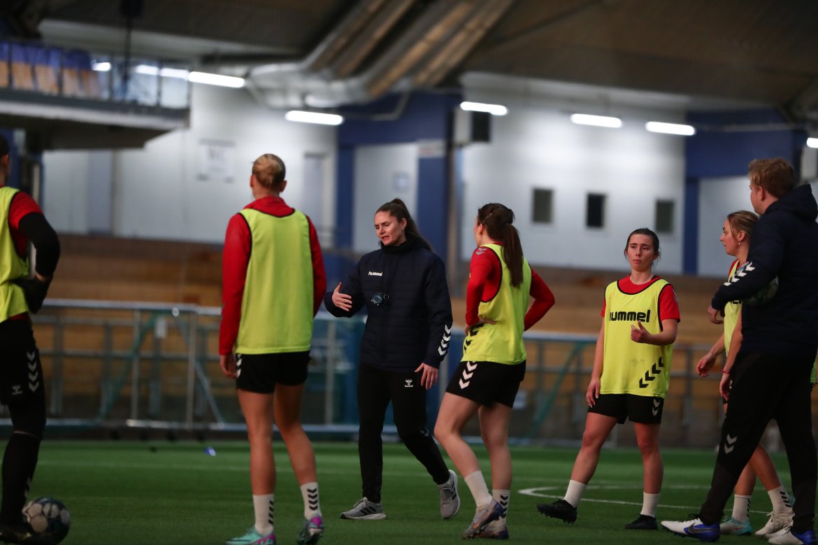 Mariken Kleppe inne å coacher. Foto: Nicholas Noreng