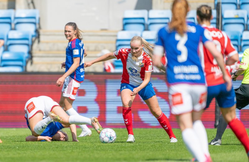 Emma Anine har nettopp sendt Vålerengas Olaug Tvedten i pølsebua. Foto: Kladd.no / Lars Opstad