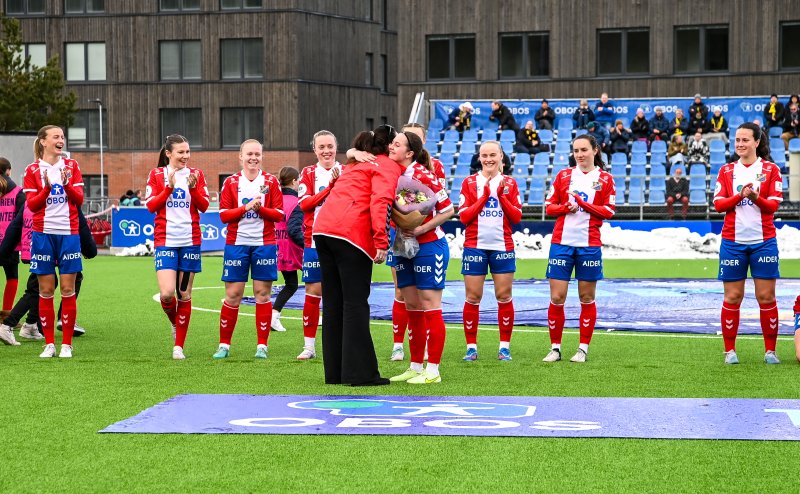 Styreleder Fiskerstrand Blekeli gratulerte Hernes med jubileet før kamp. Foto: Sportskollektivet / Andreas Kristoffer Berge