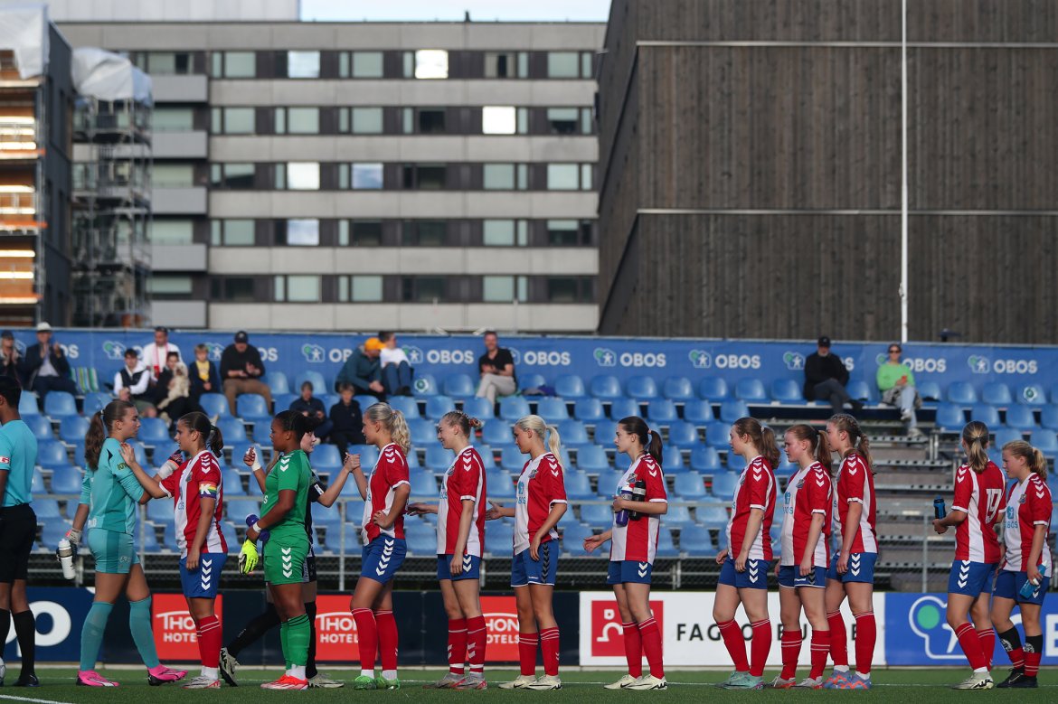 Lyn-laget klare før kamp. Foto: Nicholas Noreng / Lyn Damer