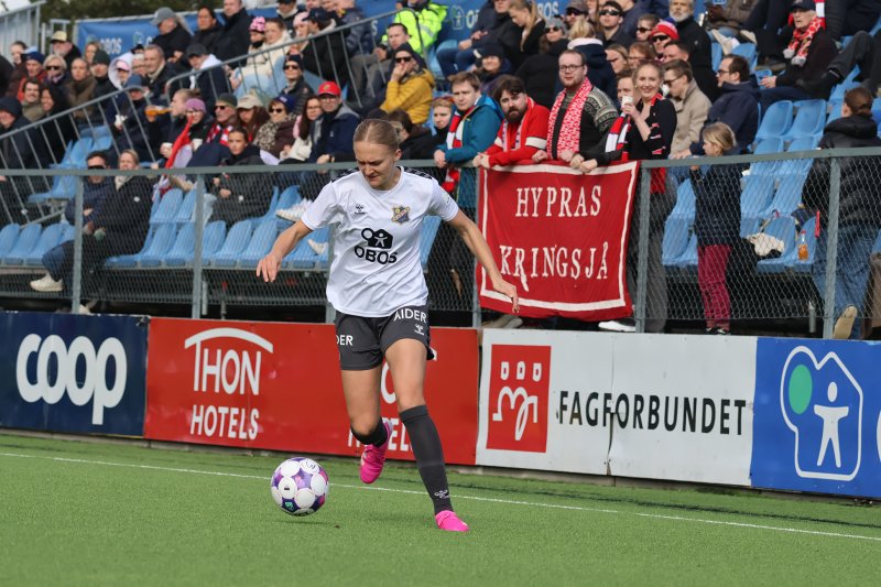 Hypras nok en gang med god støtte i ryggen til Hodne og resten av Lyn-laget. Foto: Lyn | Thomas Nordeng