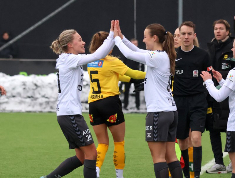 Tiril Røkke tilbake for A-laget. Her med Mathea Berget. Foto: Lyn | Thomas Nordeng