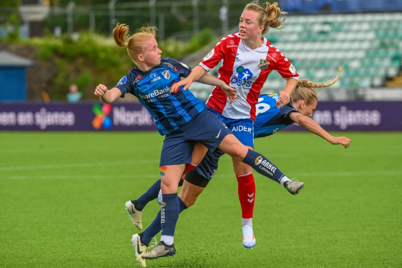 Tøffe dueller. Her er vår Cornelia Fladberg i duell mot to Stabæk-spillere. Foto: Kristian Bjerke