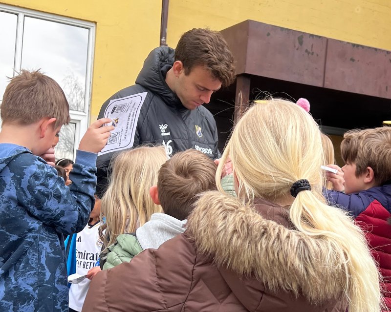 Herrelagets Adrian Berntsen og de andre Lyn-spillerne var populære i storefri. Foto: Lyn