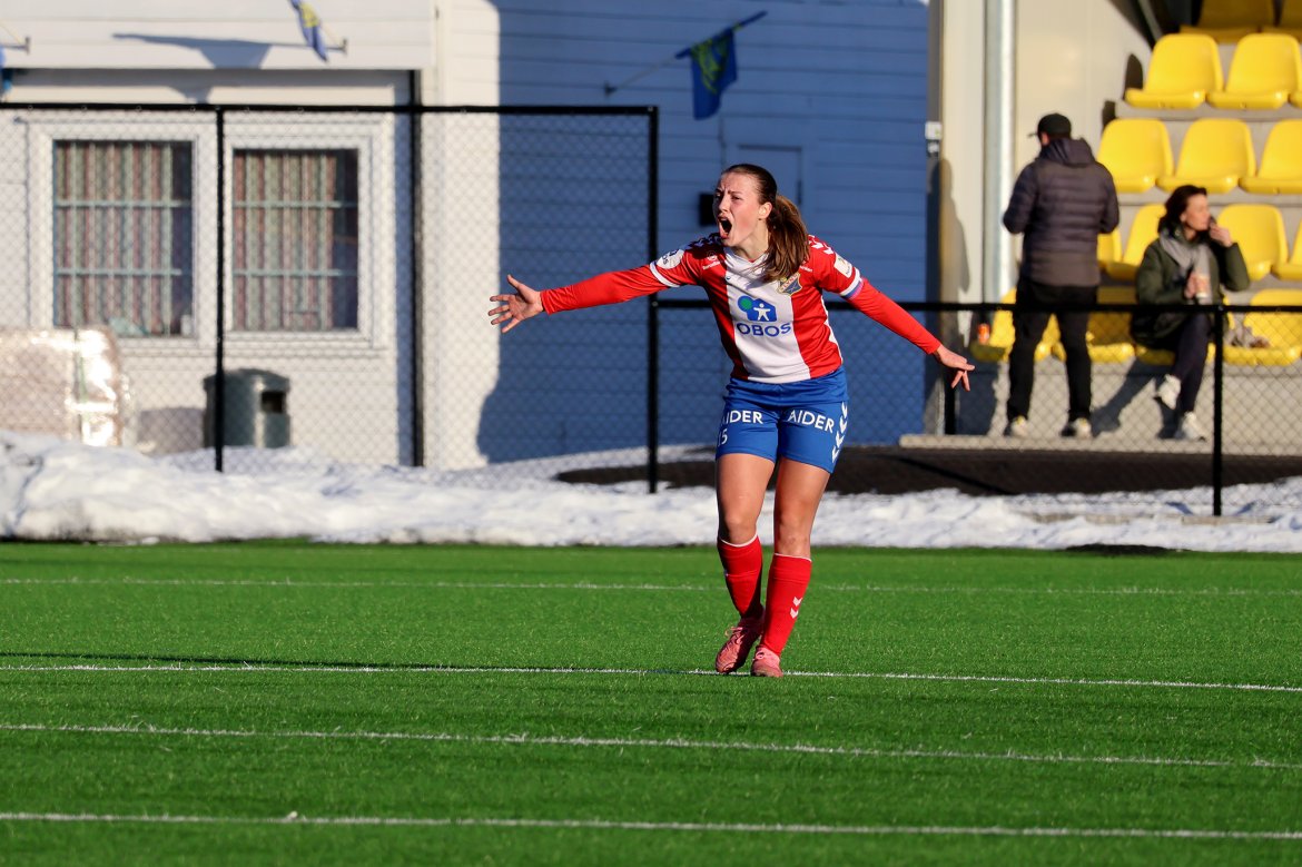 Tiril Røkke dirigerte på midtbanen i 2. omgang og scoret også mål. Foto: Lyn Damer / Thomas Nordeng