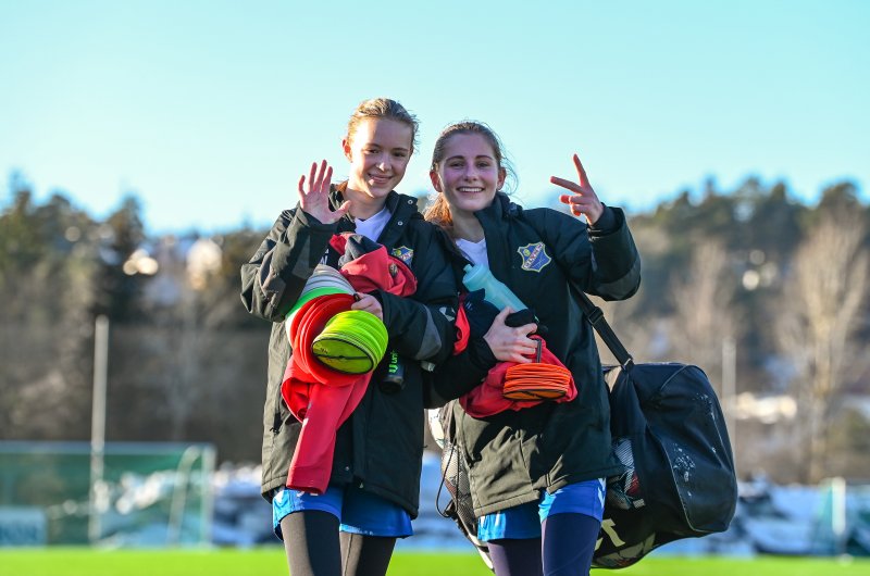 Josefine Willumsen og Ragna Thorleifsson fra treningskampen til A-laget mot Kolbotn i vinter. Foto: Kvinneidrett.no / Andreas Kristoffer Berge