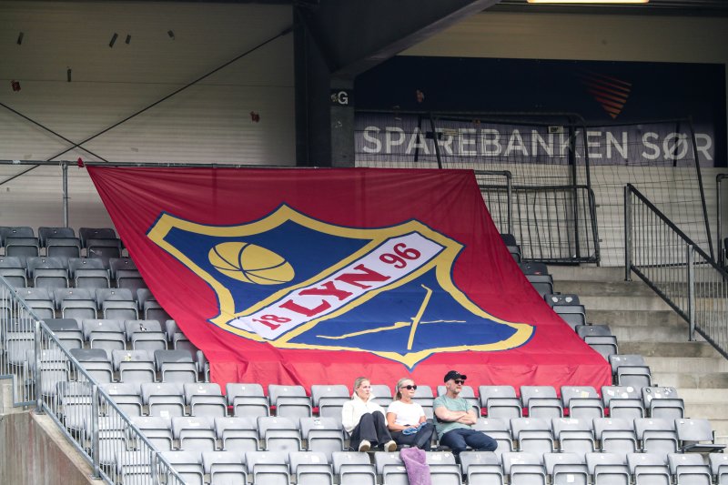 Bortetribunen prydet av Lyn-fargene. Foto: Nicholas Noreng / Lyn Damer