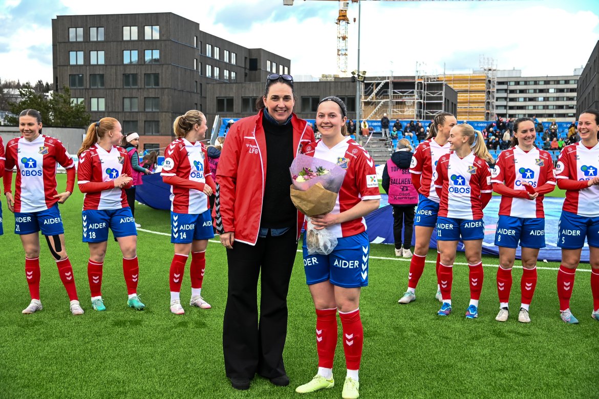 Styreleder Line Fiskerstrand Blekeli og Selma Hernes i Selma sin 100. kamp for Lyn. Foto: Andreas Kristoffer Berge