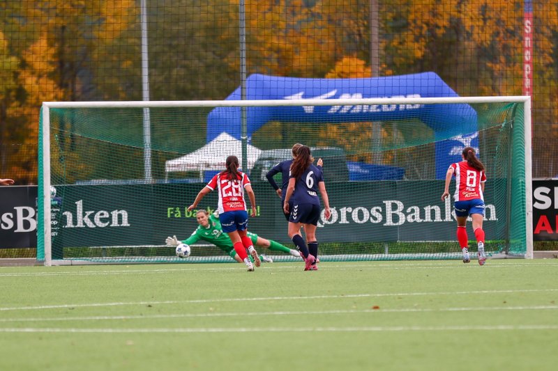 Odden Sundsfjord reddet straffe fra tidligere Lyn-spiller Camilla Linberg. Foto: Petter Alexandersen