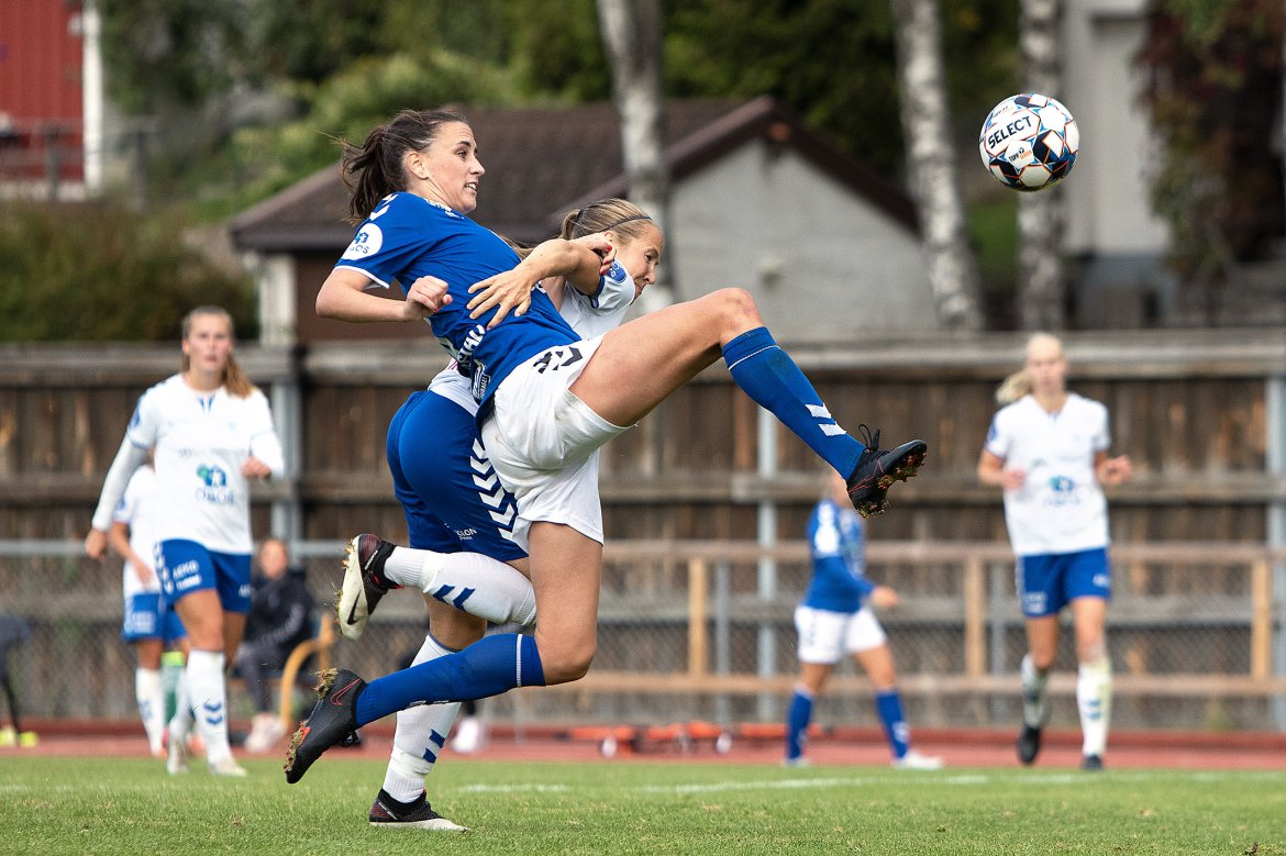 Skjelstad Jensen i duell med tidligere Lyn-spiller, Maja Nordahl i 2020. Foto: BillyBonkers
