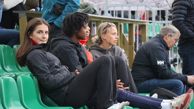 Naina Inauen så sine nye lagvenninner ta seg videre i cupen. Her med Joshualyn Reeves og Mathea Berget. Foto: Lyn Damer / Thomas Nordeng